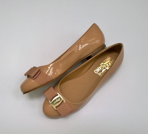 Ferragamo Varina Bow Flats C Width Shoes New in Box Amaretti Warm Nude Patent
